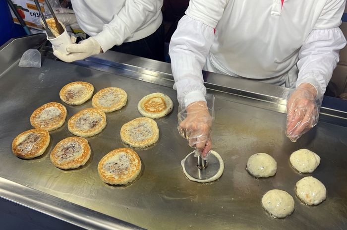 Korean street vendors making hotteoks